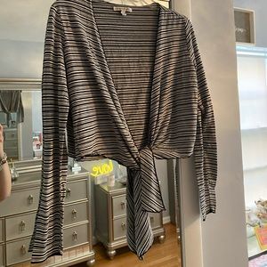 Express tie front shirt 🤍🖤